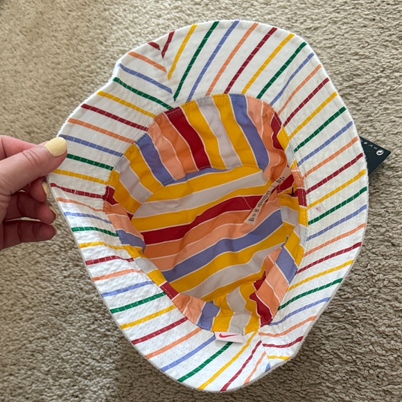 Women’s Nike Bucket Hat - Picture 2 of 3